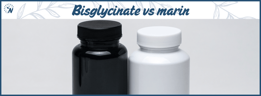 Deux piluliers côtes à côtes, comparatif entre la forme bisglycinate et marin du magnésium