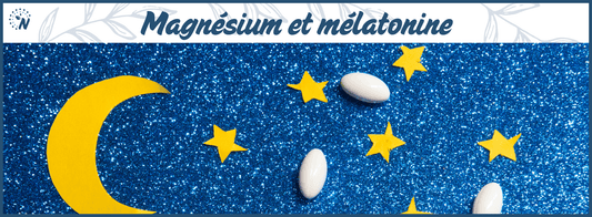 Des compléménts de magnésium et de mélatonine, posés sur un fond étoilé symbolisant leur synergie pour un sommeil réparateur