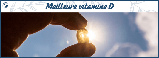 Gélule de vitamine D tenue entre deux doigts devant le soleil, illustration de la meilleure vitamine D