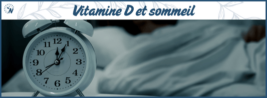 Un reveil et une chambre, la nuit, bannière du blog sur l'importance de la vitamine D pour le sommeil
